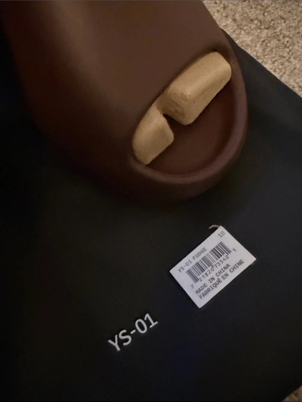 foam-slide aesthetic similar to Yeezy slides brand YS-01‎
